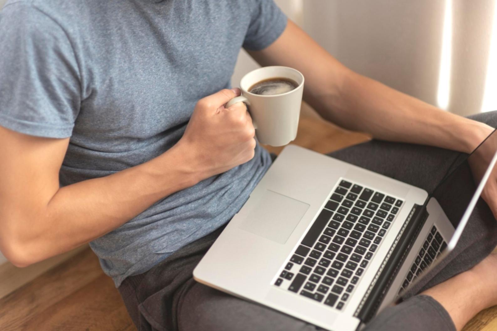 Arbeitsplatz mit Notizen und Materialien zur Werteentwicklung
